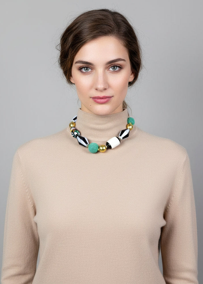 Ilia Short Necklace Black and White